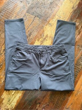 Vuori Meta Pant Size 34, Zip Pocket Flat Front, Gray